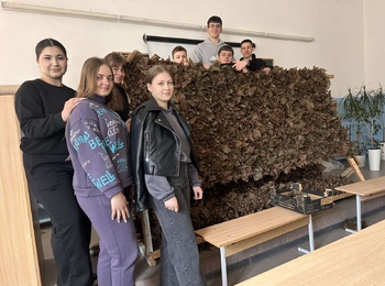 Плетіння маскувальних сіток: спільна ініціатива викладачів та здобувачів вищої освіти УНУ